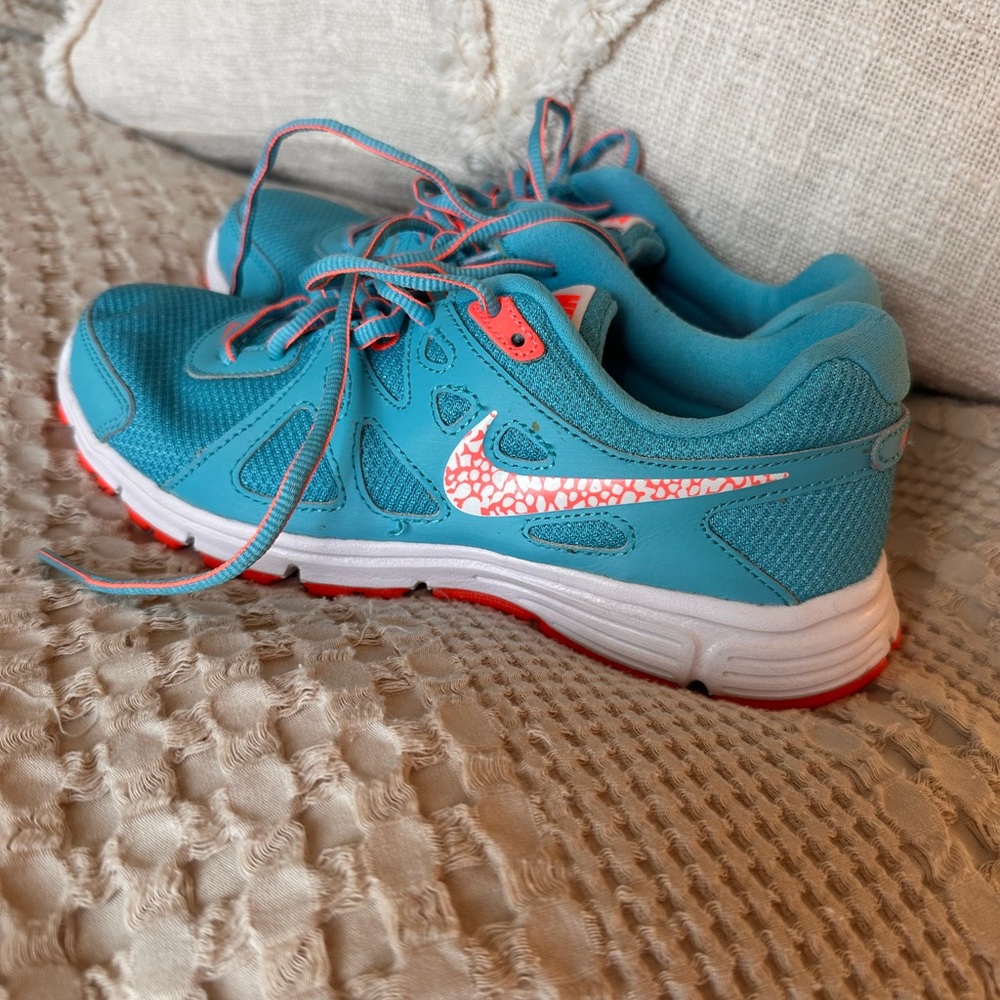 Nike Revolution